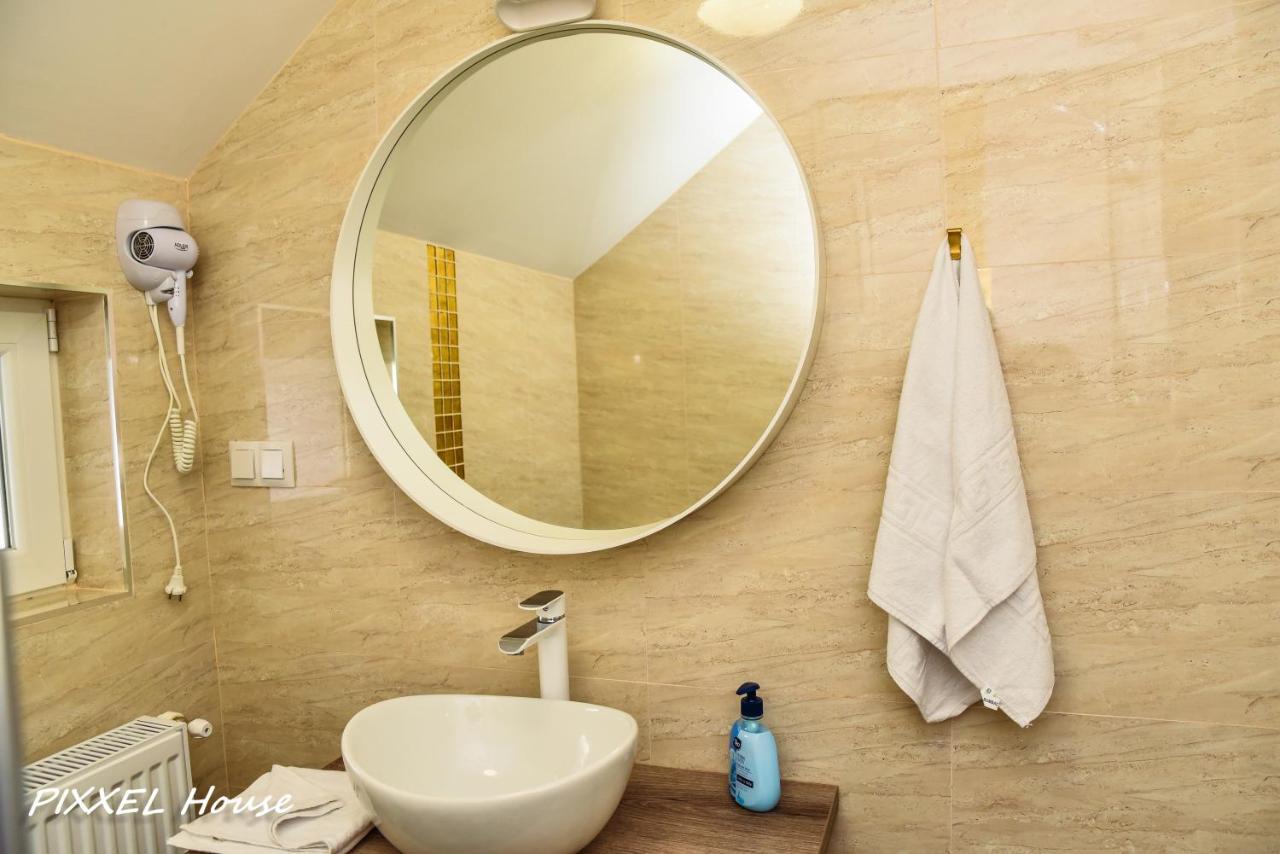 Отель Pixxel House Моечиу-де-Сус Экстерьер фото